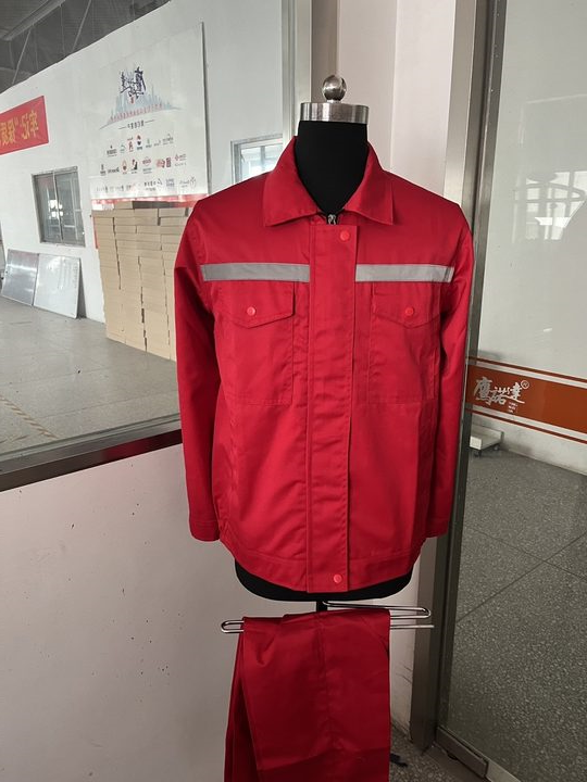 和美院庄园工作服(图1)